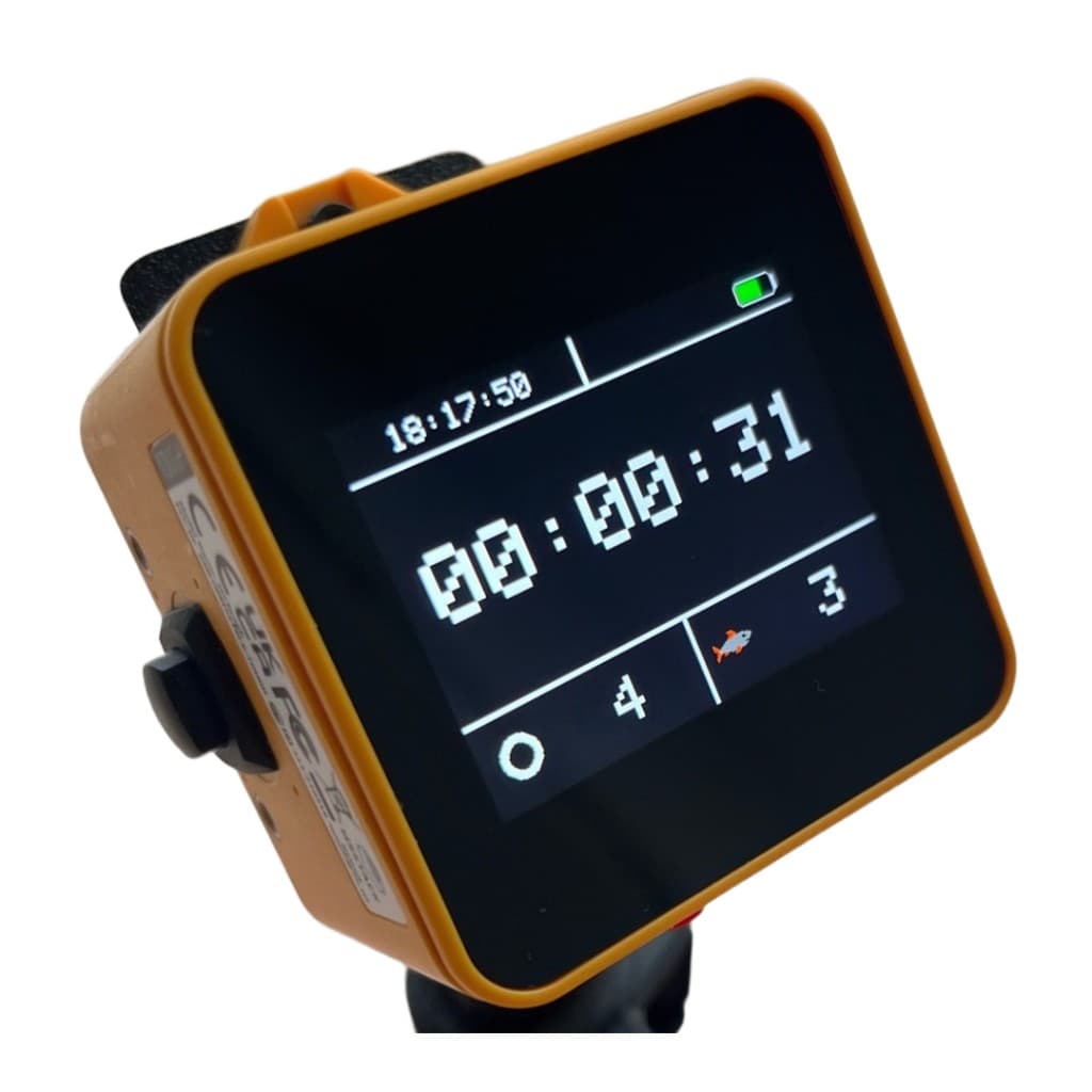 Умный рыболовный счётчик: оранжевый корпус, чёрный дисплей с временем, таймером сессии и счётчиками улова